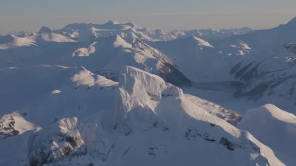 Aerial View egy repülőgép egy híres Mountain Peak, Black Tusk — Stock videók