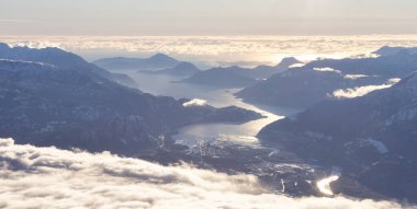 Kış boyunca Howe Sound 'da küçük bir şehir olan Squamish' in havadan görünüşü