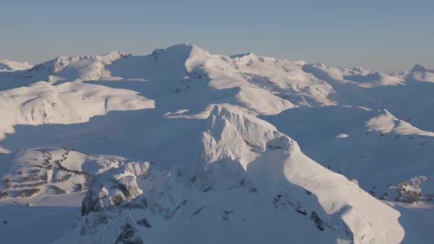 Luchtfoto van een vliegtuig van een beroemde bergtop, Black Tusk — Stockvideo