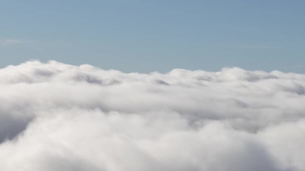 Timlapse aéreo de nuvens brancas de sopro durante um dia ensolarado. — Vídeo de Stock