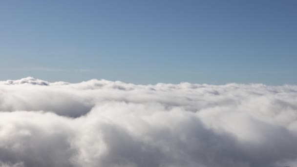 Timlapso aéreo de nubes blancas durante un día soleado. — Vídeo de stock