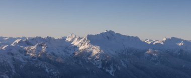 Kanada dağının karla kaplı havadan panoramik görüntüsü