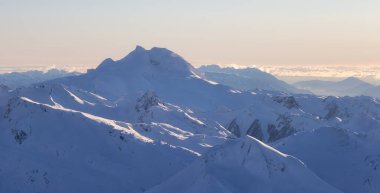 Kanada dağının karla kaplı havadan panoramik görüntüsü