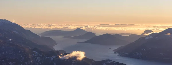 Luchtfoto Panoramisch uitzicht op Howe Sound, eilanden en het Canadese berglandschap — Stockfoto