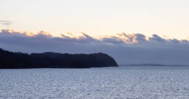 Pasifik Okyanusunun batı kıyısındaki Körfez Adaları.