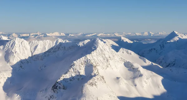 Kanada dağının karla kaplı havadan panoramik görüntüsü — Stok fotoğraf