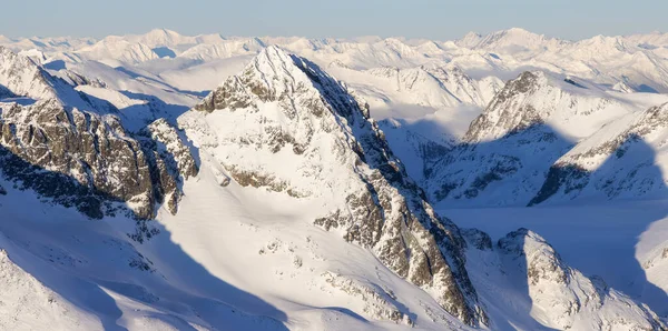 Vista panorámica aérea de la montaña canadiense cubierta de nieve — Foto de Stock