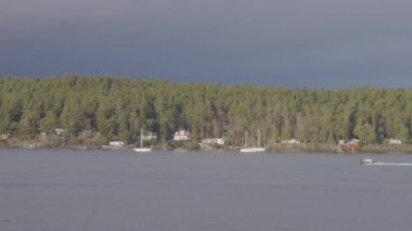 Pasifik Okyanusunun batı kıyısındaki Körfez Adaları Güneşli Kış Günü boyunca