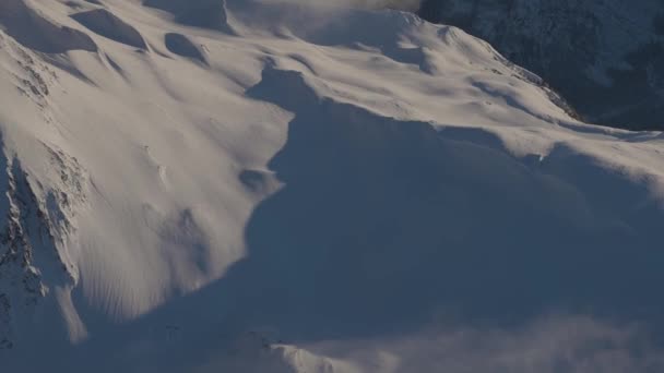Vista panorâmica aérea da montanha canadense coberta de neve — Vídeo de Stock