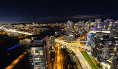 Gece vakti Vancouver City 'nin hava görüntüsü.