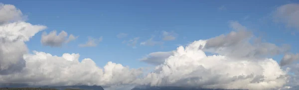 Bulutlu mavi gökyüzü güneşli bir günde bulutlu manzara — Stok fotoğraf