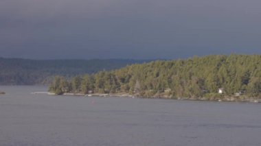 Pasifik Okyanusunun batı kıyısındaki Körfez Adaları Güneşli Kış Günü boyunca