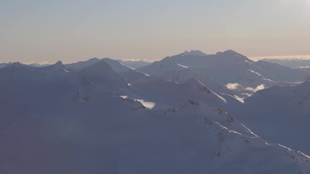 Панорамный вид Канадской горы, покрытый снегом — стоковое видео
