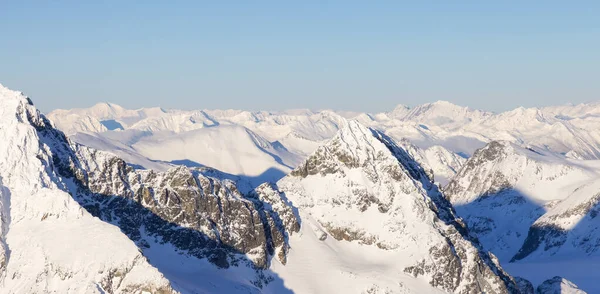 Letecký panoramatický pohled na Kanadské hory pokryté sněhem — Stock fotografie