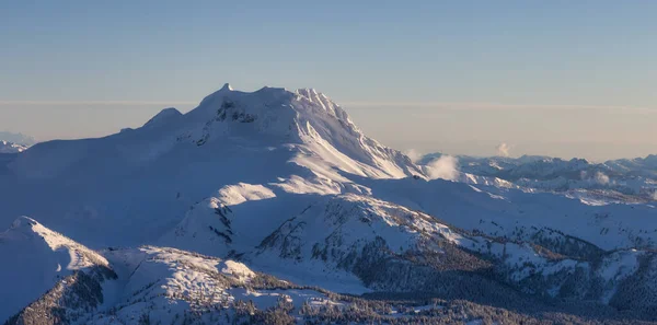 Widok z lotu ptaka na Kanadyjską Górę pokryty śniegiem w słoneczny sezon zimowy — Zdjęcie stockowe