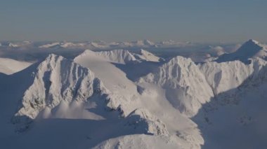 Kanada dağının karla kaplı havadan panoramik görüntüsü