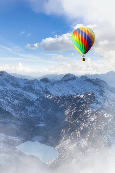 Paisagem montanhosa dramática e voo de balão de ar quente — Fotografia de Stock