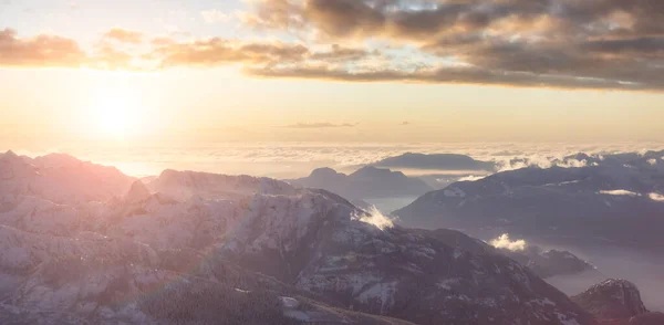 Панорамный вид Канадской горы, покрытый снегом. — стоковое фото