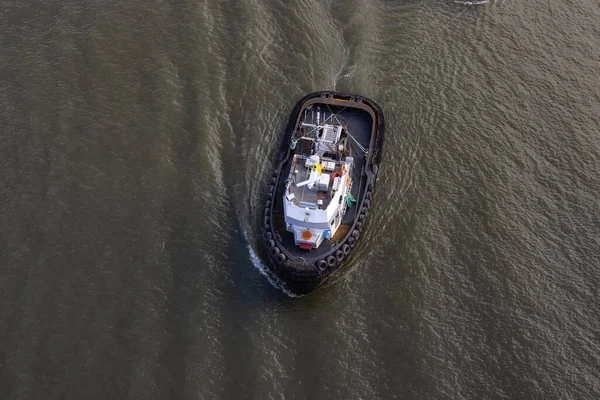 Vista aérea de Tugboat en el río Fraser y el paisaje de montaña en el fondo — Foto de Stock