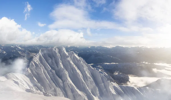 Letecký panoramatický pohled na Kanadské hory pokryté sněhem — Stock fotografie
