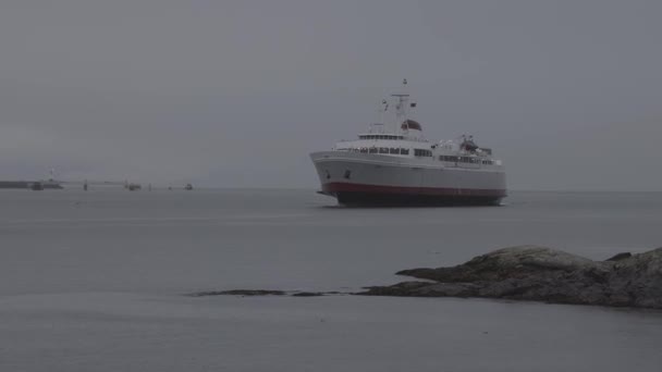 Το πλοίο φτάνει στο λιμάνι Βικτώρια κατά τη διάρκεια βροχερού χειμερινού ηλιοβασιλέματος — Αρχείο Βίντεο