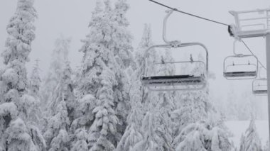 Kar mevsimi boyunca kar yağışlı bir kış günü, kayak merkezindeki başkanlık..