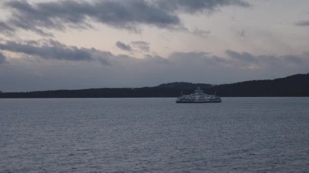 Άποψη της BC Ferries Σκάφος που διέρχεται από τα νησιά του Κόλπου Στενεύει κατά τη διάρκεια μιας πρωινής ανατολής — Αρχείο Βίντεο