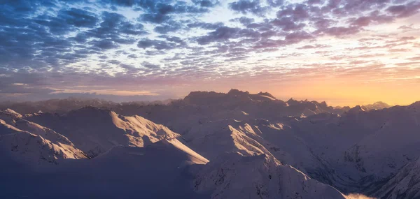 Панорамный вид Канадской горы, покрытый снегом. — стоковое фото