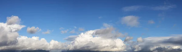 Vista de Cloudscape durante um céu azul nublado dia ensolarado — Fotografia de Stock