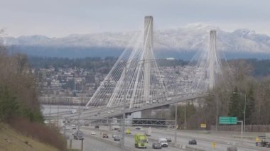 Port Mann Köprüsü 'nün karşısındaki Trans-Canada Otoyolunda trafik.