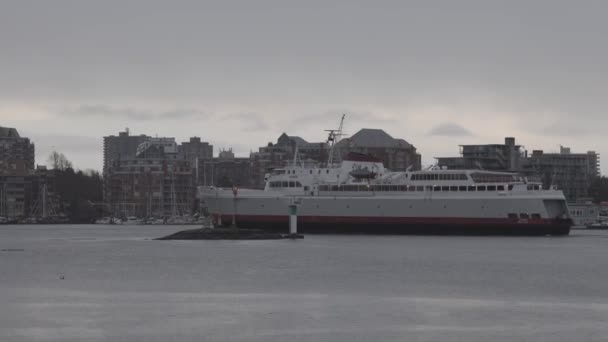 Nave in arrivo al Victoria Harbour durante un piovoso tramonto invernale — Video Stock