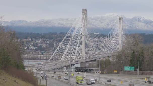 Conducción de tráfico en la autopista Trans-Canada a través del puente Port Mann. — Vídeos de Stock