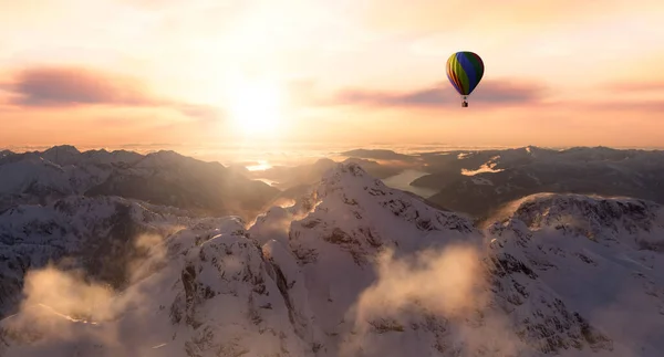 Bulutlarla kaplı dramatik Dağ manzarası ve Sıcak Hava Balonu Uçuşu — Stok fotoğraf