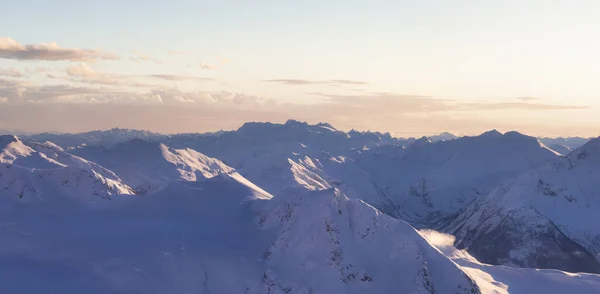 Letecký panoramatický pohled na Kanadské hory pokryté sněhem. — Stock fotografie