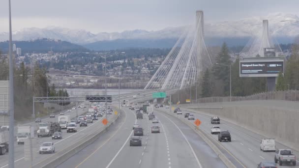 Conducción de tráfico en la autopista Trans-Canada a través del puente Port Mann. — Vídeos de Stock