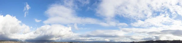 Bulutlu mavi gökyüzü güneşli bir günde panoramik manzara. — Stok fotoğraf