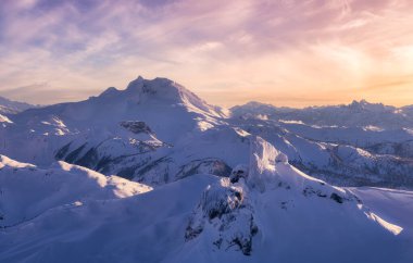 Ünlü bir dağ zirvesi olan Kara Tusk 'un uçağından hava görüntüsü..