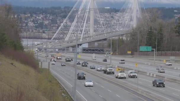 Conducción de tráfico en la autopista Trans-Canada a través del puente Port Mann. — Vídeo de stock