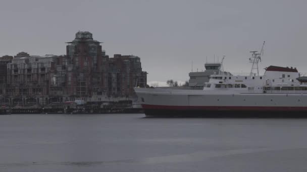 Navio que chega ao porto de Victoria durante um pôr-do-sol chuvoso de inverno — Vídeo de Stock