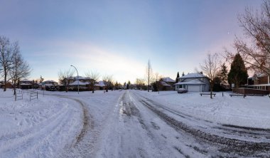 Kenar mahallelerde ikamet eden White Snow yolu kapatmış.