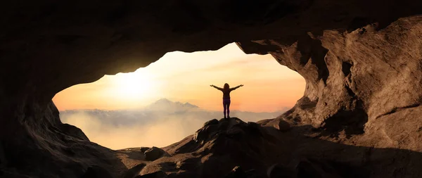 Scena drammatica avventurosa con donna in piedi all'interno di una grotta rocciosa — Foto Stock