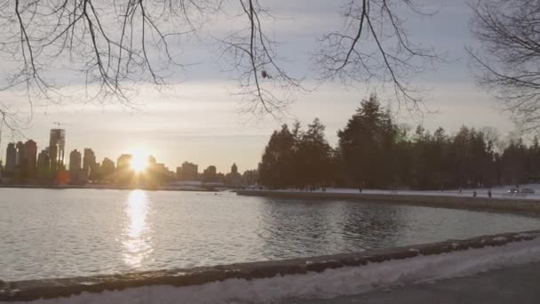 Coal Harbour, Urban City Skyline e Ice on water durante la stagione invernale. Seawall a Stanley Park. — Video Stock