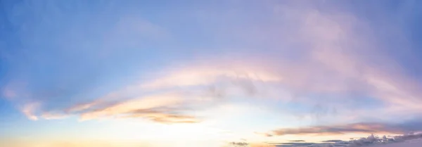 Panoramatický pohled na oblačnost během barevného západu slunce nebo východu slunce. — Stock fotografie