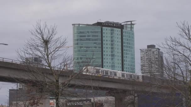 Pohled z exteriéru na Central City Building a Skytrain během oblačného dne. — Stock video