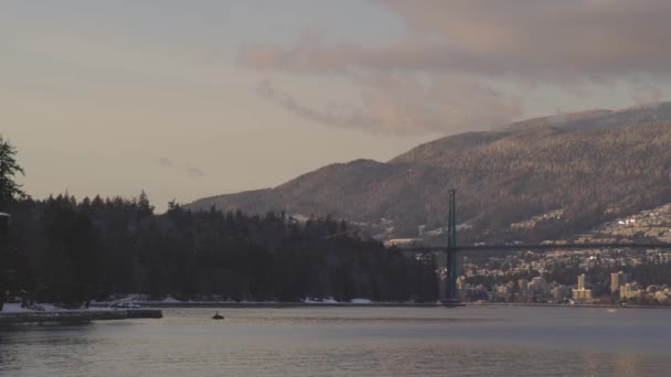 Panoramablick auf die moderne Stadt, das Industriegelände, die Lions Gate Bridge, den Hafen von Vancouver und die Berge — Stockvideo