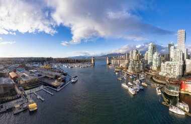 False Creek, Granville Adası, Burrard Köprüsü modern bir şehirde güneşli bir kış günü.