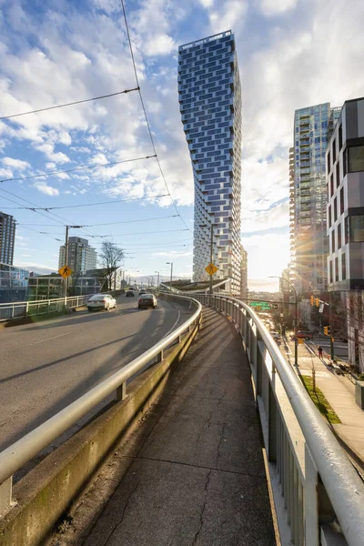 Cambie la calle que conduce al puente en Urban City durante el día soleado. —  Fotos de Stock