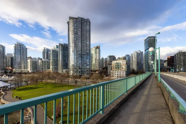 Voetgangerswandeling op de Cambie Bridge in False Creek, Downtown Vancouver — Stockfoto