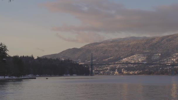 Vista panorámica de la ciudad moderna, sitio industrial, puente Lions Gate, puerto de Vancouver y montañas — Vídeo de stock