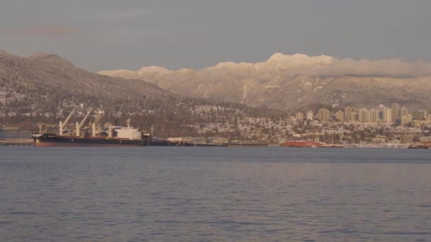 Kilátás a modern város, ipari terület, Lions Gate Bridge, Vancouver Harbour és a hegyek — Stock videók